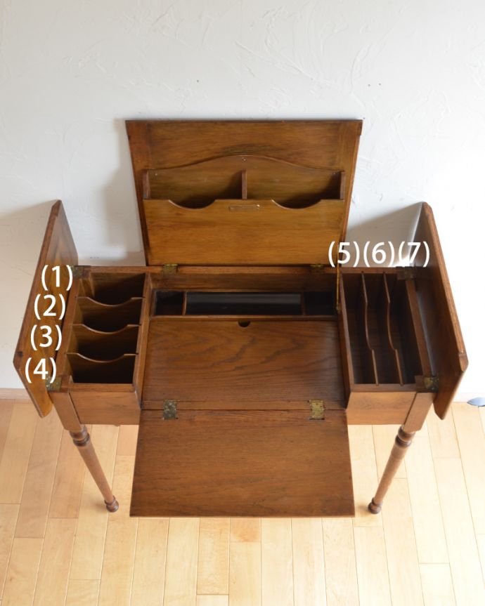 アンティークのデスク・書斎机 アンティーク家具 ただのデスクじゃありません!イギリスのアンティークパーソナルデスク(机)。天板の下には、こんなにも収納スペースがたっぷり!両サイドの収納には、手帳やはさみ、ホッチキスなどもキレイに整頓できます。(k-1471-f)