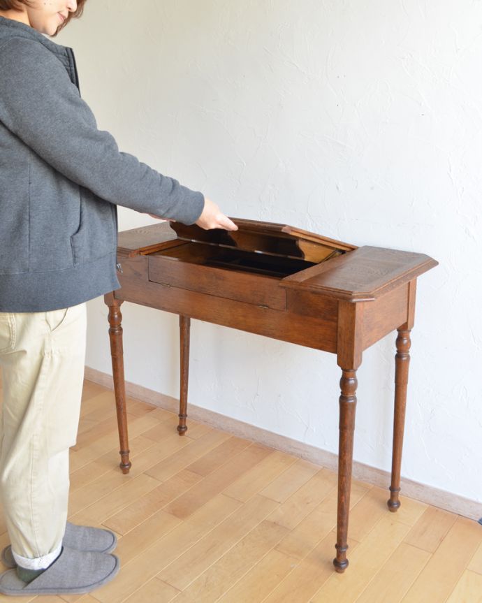 アンティークのデスク・書斎机 アンティーク家具 ただのデスクじゃありません!イギリスのアンティークパーソナルデスク(机)。まずは、中央のフタを開きます。(k-1471-f)
