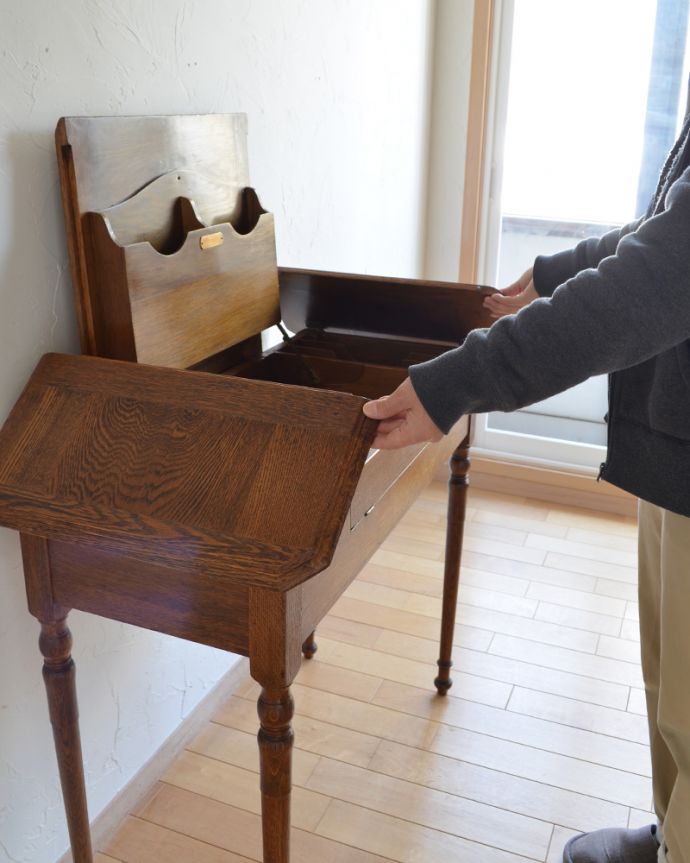 アンティークのデスク・書斎机 アンティーク家具 ただのデスクじゃありません!イギリスのアンティークパーソナルデスク(机)。その後、両サイドの天板を開きます。(k-1471-f)