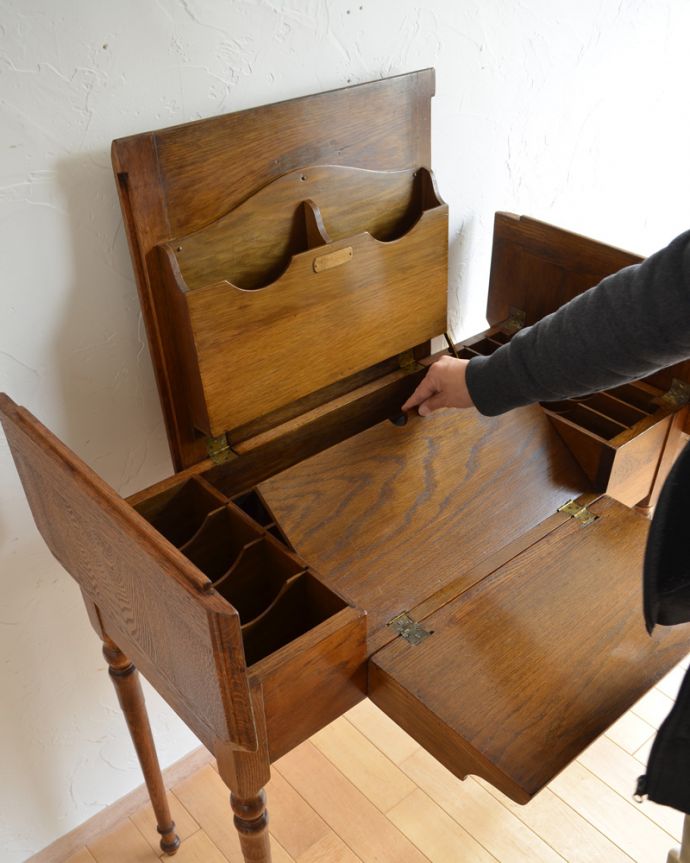 アンティークのデスク・書斎机 アンティーク家具 ただのデスクじゃありません!イギリスのアンティークパーソナルデスク(机)。中央のフタを手前に開くと、デスクになります。(k-1471-f)