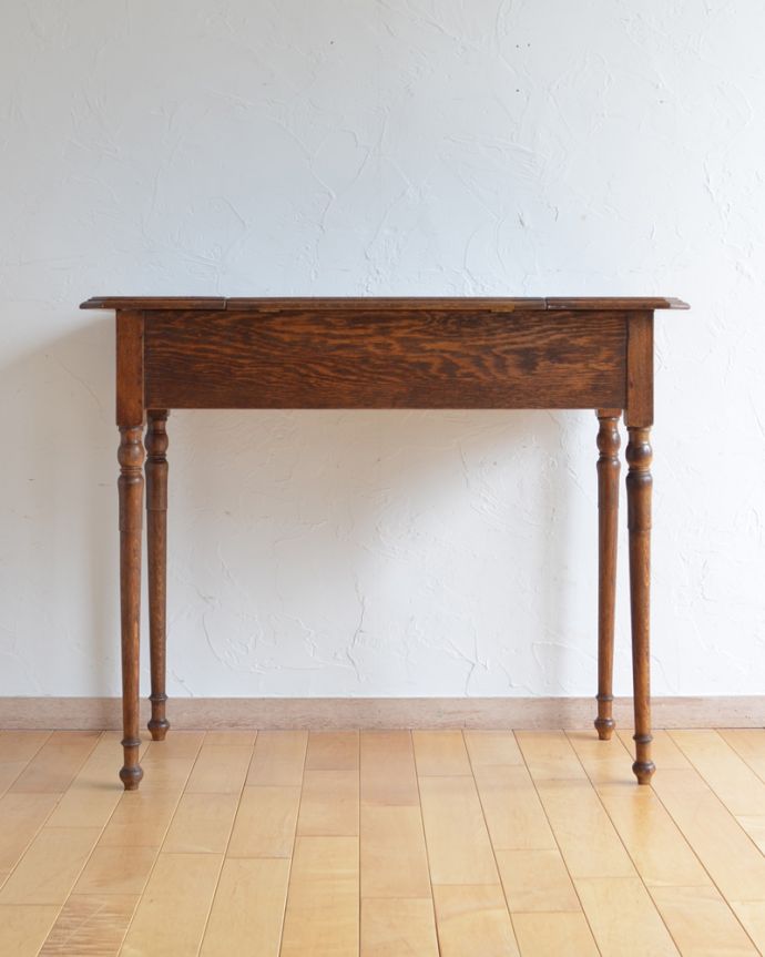 アンティークのデスク・書斎机 アンティーク家具 ただのデスクじゃありません!イギリスのアンティークパーソナルデスク(机)。アンティークは新品ではないので、もちろん経年変化によるキズはありますが、専門の職人が目立たないようキレイにお直しをしているので、後姿までキレイです。(k-1471-f)