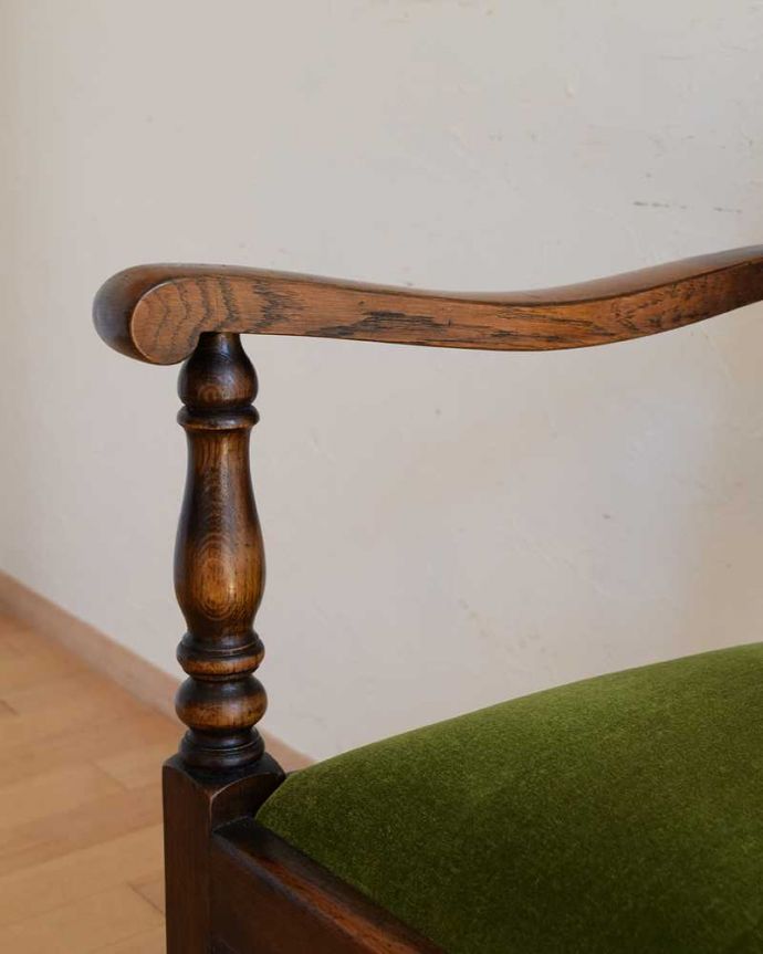 ダイニングチェア　アンティーク チェア　気品があって美しい英国のアンティークチェア、ツイストがキレイなアームチェア。アーム部分のデザインにも注目肘掛けのある椅子って、やっぱり憧れ。(k-1472-c)