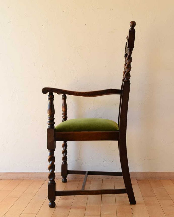ダイニングチェア　アンティーク チェア　気品があって美しい英国のアンティークチェア、ツイストがキレイなアームチェア。横から見ても優雅な立ち姿背もたれがカーブしているので楽です。(k-1472-c)