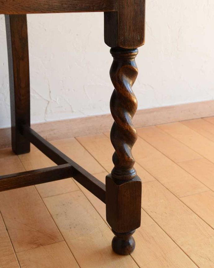 ダイニングチェア　アンティーク チェア　気品があって美しい英国のアンティークチェア、ツイストがキレイなアームチェア。床を滑らせて移動出来ますHandleではアンティークチェアの脚の裏にフェルトキーパーをお付けしています。(k-1472-c)