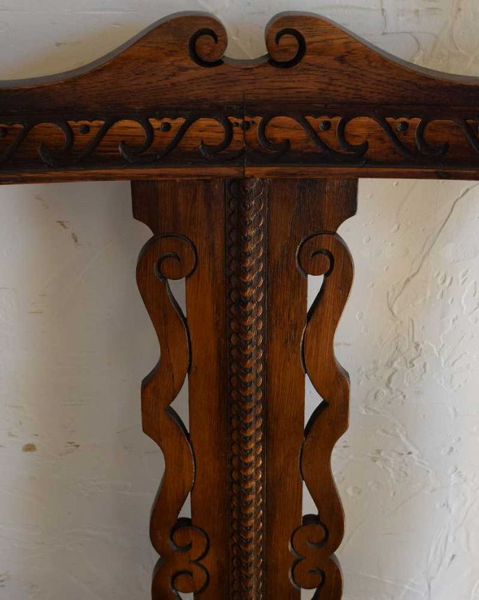 ダイニングチェア　アンティーク チェア　気品があって美しい英国のアンティークチェア、ツイストがキレイなアームチェア。いろんな場所にこだわり彫のデザインもいろいろです。(k-1472-c)