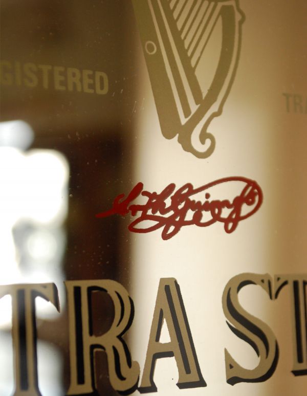 アンティーク フレーム付きミラー アンティーク雑貨 イギリスで見つけたアンティーク、ギネスのパブミラー(GUINNESS)。アンティークのため、多少の欠け・傷がある場合がありますが、使用上問題はありませんので、ご了承下さい。(k-1472-z)