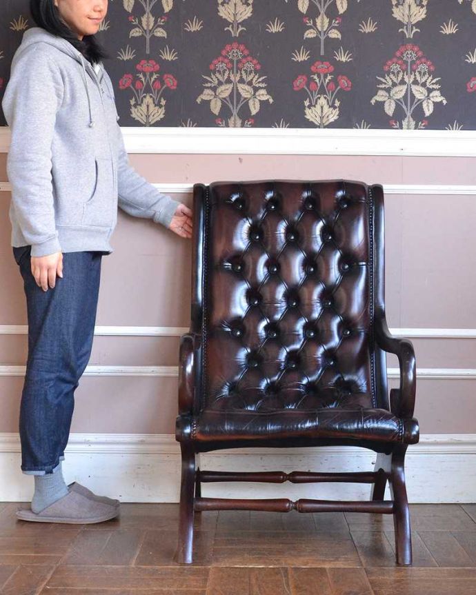 布座面 アンティーク チェア 革張りアンティークチェスターフィールド、カッコいいアームチェア(1人掛けソファ) 。とにかくカッコいい!英国チェスターフィールド高級感漂う究極の一脚。(k-1473-c)