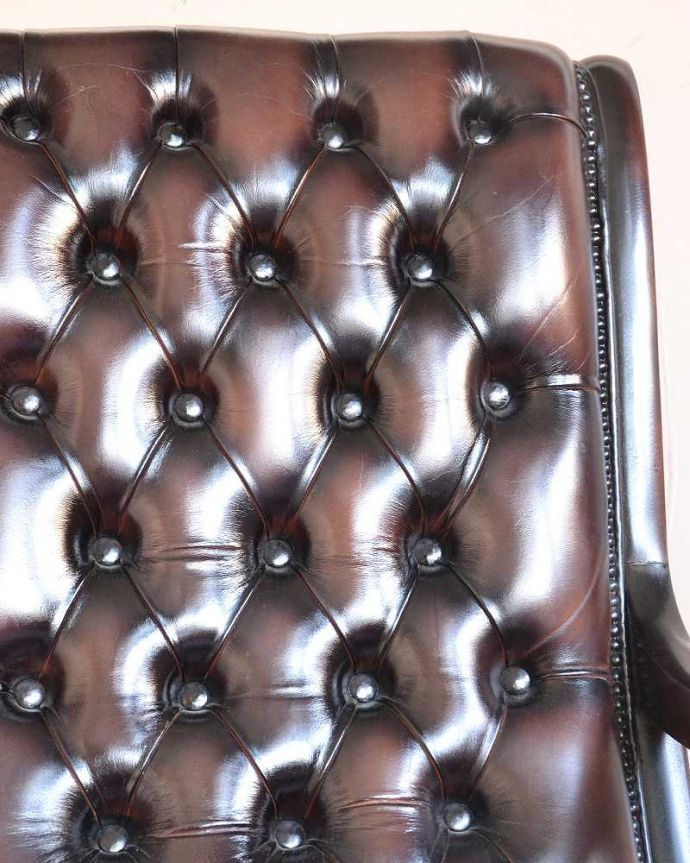 布座面 アンティーク チェア 革張りアンティークチェスターフィールド、カッコいいアームチェア(1人掛けソファ) 。ゆったりと包み込んでくれます時間を忘れてくつろげてしまう掛け心地。(k-1473-c)