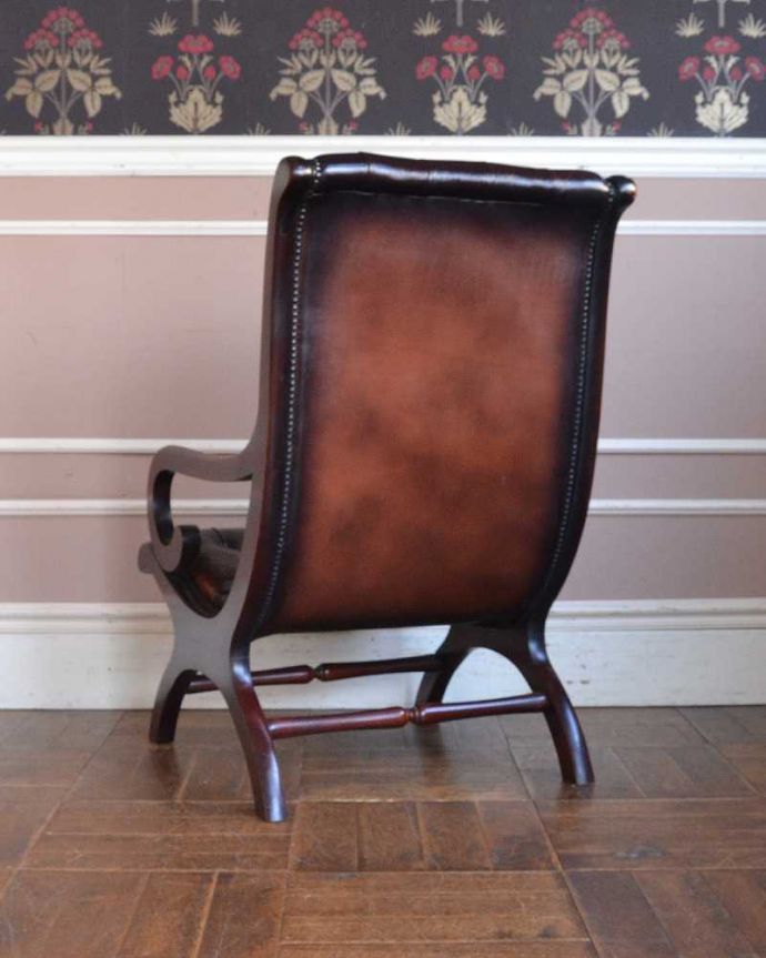 布座面 アンティーク チェア 革張りアンティークチェスターフィールド、カッコいいアームチェア(1人掛けソファ) 。後ろ姿までカッコいいドッシリとカッコいい後ろ姿に惚れ惚れしてしまいます。(k-1473-c)