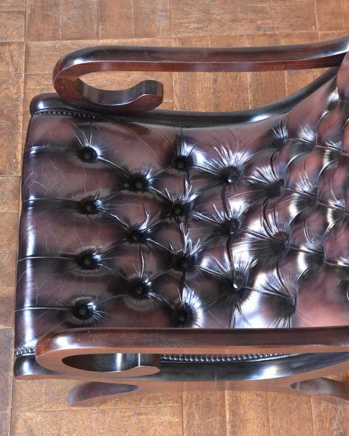 布座面 アンティーク チェア 革張りアンティークチェスターフィールド、カッコいいアームチェア(1人掛けソファ) 。革貼りの座面ヴィンテージなのでキズや汚れはありますが、キレイなものを買い付けて来ています。(k-1473-c)