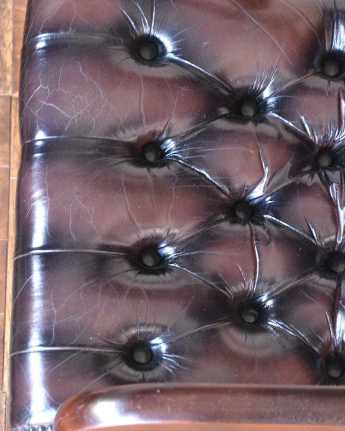 布座面 アンティーク チェア 革張りアンティークチェスターフィールド、カッコいいアームチェア(1人掛けソファ) 。近くで見るとこんな感じ。(k-1473-c)