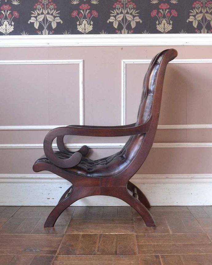 布座面 アンティーク チェア 革張りアンティークチェスターフィールド、カッコいいアームチェア(1人掛けソファ) 。サイドから見ても絵になっちゃう。(k-1473-c)