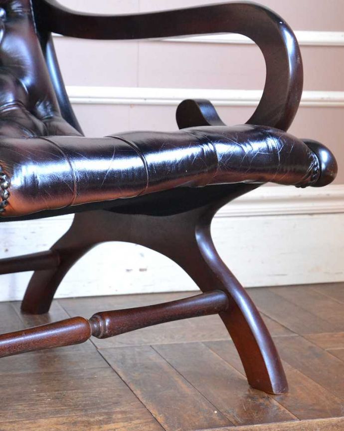 布座面 アンティーク チェア 革張りアンティークチェスターフィールド、カッコいいアームチェア(1人掛けソファ) 。床を滑らせて移動出来ますHandleではアンティークチェアの脚の裏にフェルトキーパーをお付けしています。(k-1473-c)