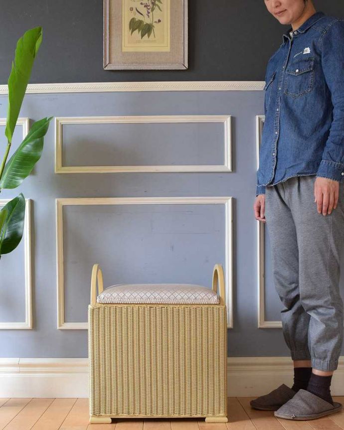 ロイドルーム アンティーク チェア イギリスアンティークのロイドルームチェア、持ち手、収納付きのスツール。実は紙で作られた丈夫なスツールパッと見た目は籐に見えるロイドルームボックス。(k-1474-c)