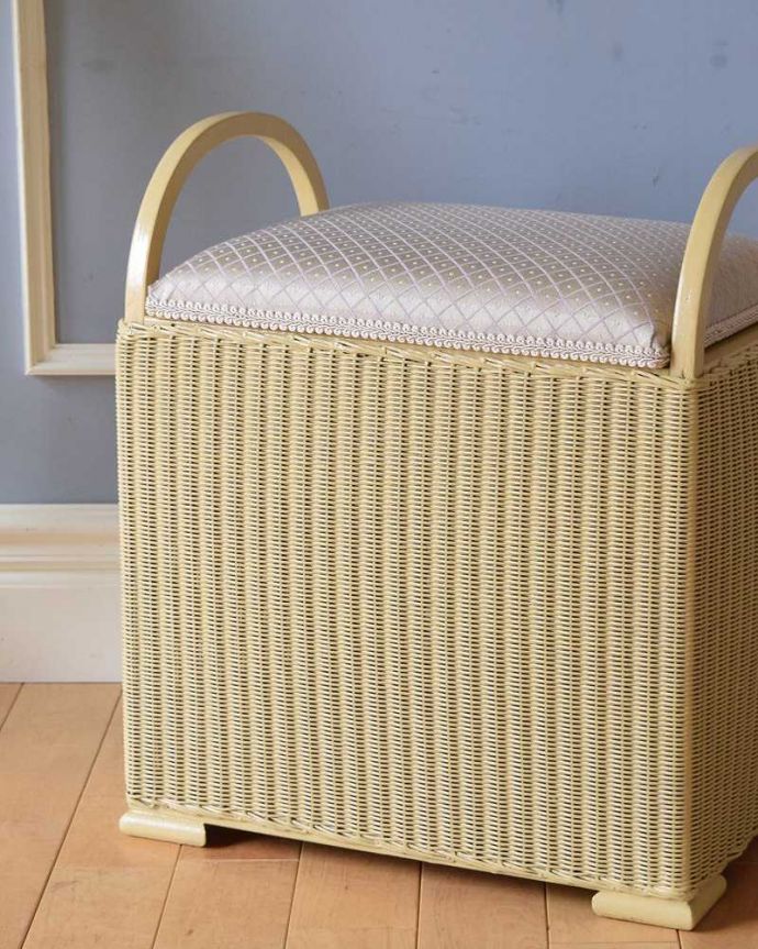 ロイドルーム アンティーク チェア イギリスアンティークのロイドルームチェア、持ち手、収納付きのスツール。アンティークとして使える頑丈さが魅力です可愛い編み目模様もロイドルームの魅力の一つ。(k-1474-c)