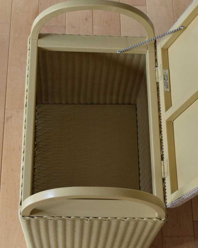 ロイドルーム アンティーク チェア イギリスアンティークのロイドルームチェア、持ち手、収納付きのスツール。フタを開くと・・・中はとってもキレイに仕上げたので、リビングで散らかっている本やクッションブランケットはもちろん、ゴミ箱としても使えます。(k-1474-c)