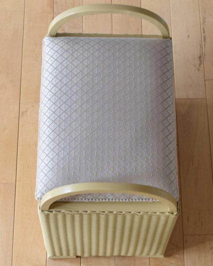 ロイドルーム アンティーク チェア イギリスアンティークのロイドルームチェア、持ち手、収納付きのスツール。上から座面を見てみましょう座面は新しく張り替えたのでキレイです。(k-1474-c)