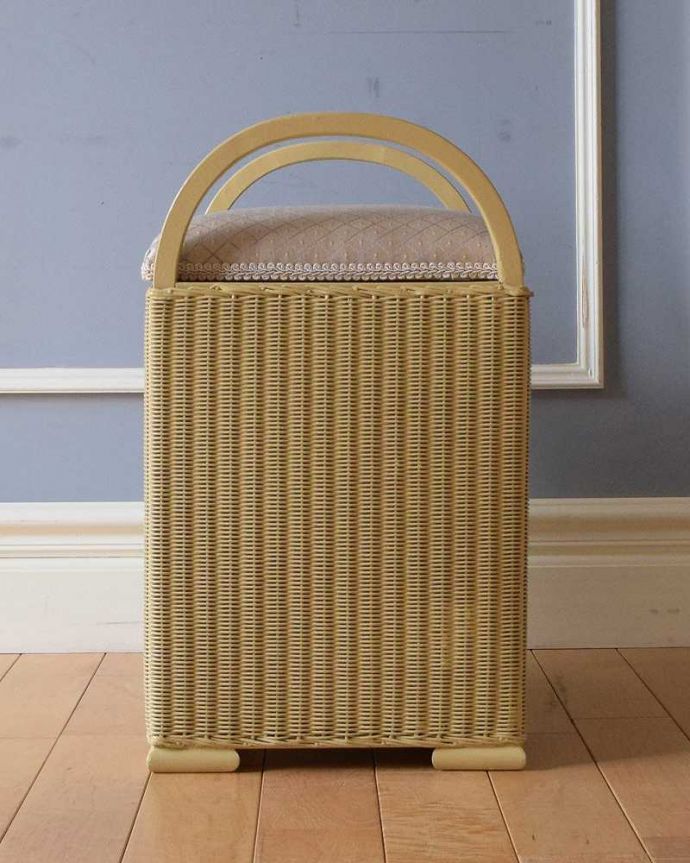 ロイドルーム アンティーク チェア イギリスアンティークのロイドルームチェア、持ち手、収納付きのスツール。横から見るとこんな感じです背もたれがゆるやかにカーブしているので、深く腰掛けるとよりリラックスできます。(k-1474-c)