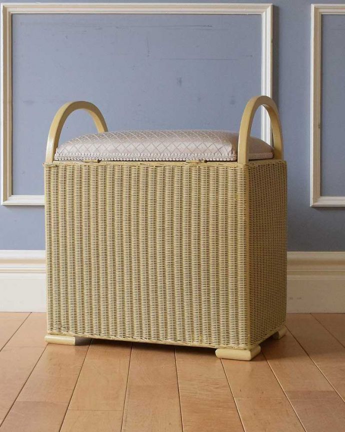 ロイドルーム アンティーク チェア イギリスアンティークのロイドルームチェア、持ち手、収納付きのスツール。もちろん後ろからも見て下さいキレイに修復したのでグルッと360度、どの角度から見ても美しいです。(k-1474-c)