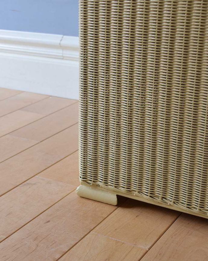 ロイドルーム アンティーク チェア イギリスアンティークのロイドルームチェア、持ち手、収納付きのスツール。床を滑らせて移動出来ますHandleではアンティークチェアの脚の裏にフェルトキーパーをお付けしています。(k-1474-c)