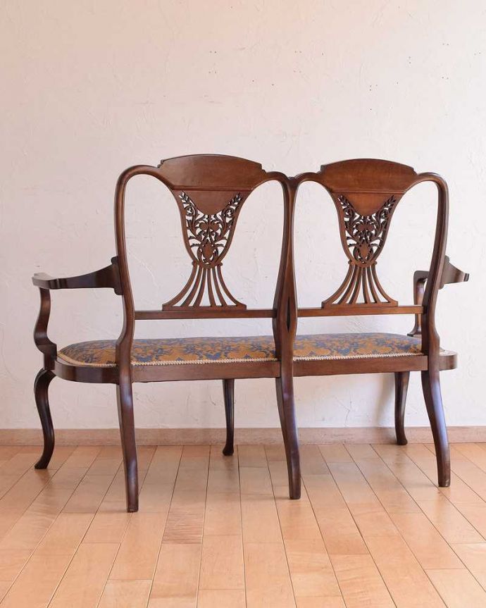 セティ・ソファ・ベンチ アンティーク チェア 象嵌も装飾も施された究極に美しいアンティークの椅子、英国うまれのセティ。後ろから見ても完璧な美しさもちろん、後ろ姿も優雅で美しいんです。(k-1475-c)