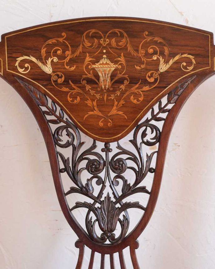 セティ・ソファ・ベンチ アンティーク チェア 象嵌も装飾も施された究極に美しいアンティークの椅子、英国うまれのセティ。芸術作品のような彫アンティークらしい透かし彫りの美しさに思わずうっとりしてしまいます。(k-1475-c)