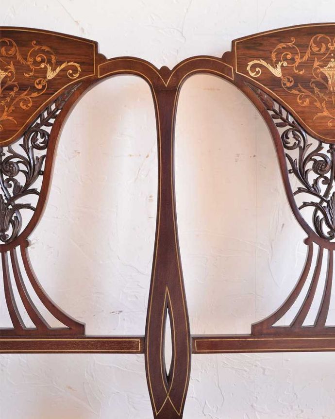 セティ・ソファ・ベンチ アンティーク チェア 象嵌も装飾も施された究極に美しいアンティークの椅子、英国うまれのセティ。美しい背もたれの透かし彫り「ピアス・ドゥ・カービング」と呼ばれる背もたれの細工。(k-1475-c)