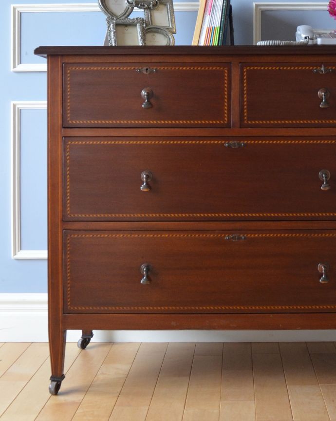 アンティークのチェスト　アンティーク家具　クラシックなデザインのチェスト、英国輸入のアンティーク家具。落ち着きがあって高級な印象を与えてくれます。(k-1476-f)