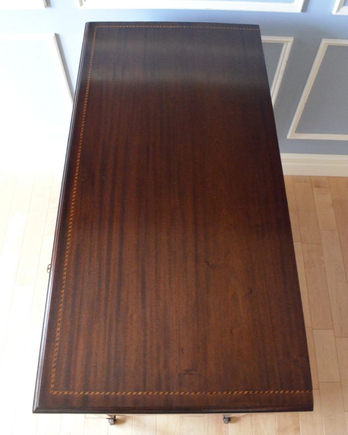 アンティークのチェスト　アンティーク家具　クラシックなデザインのチェスト、英国輸入のアンティーク家具。天板も木目がとってもキレイです。(k-1476-f)