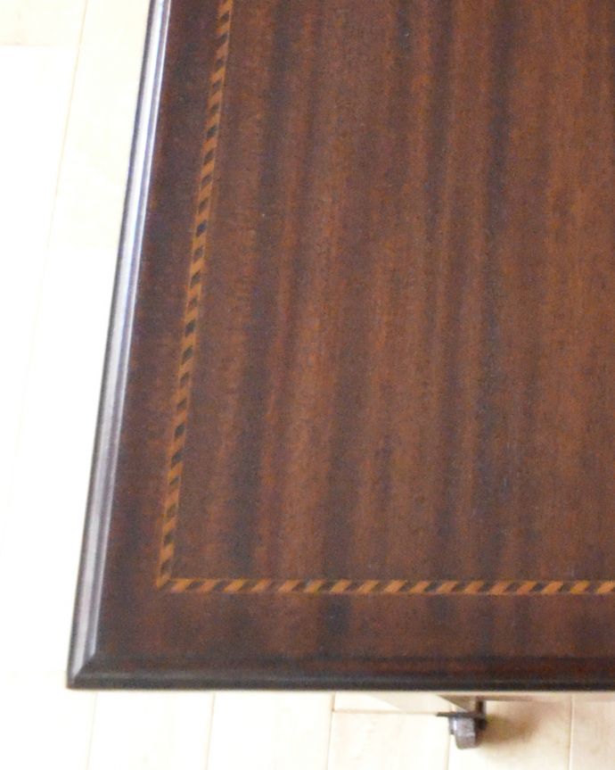 アンティークのチェスト　アンティーク家具　クラシックなデザインのチェスト、英国輸入のアンティーク家具。細やかな装飾が美しいので、見ているだけでうっとりしちゃいます。(k-1476-f)