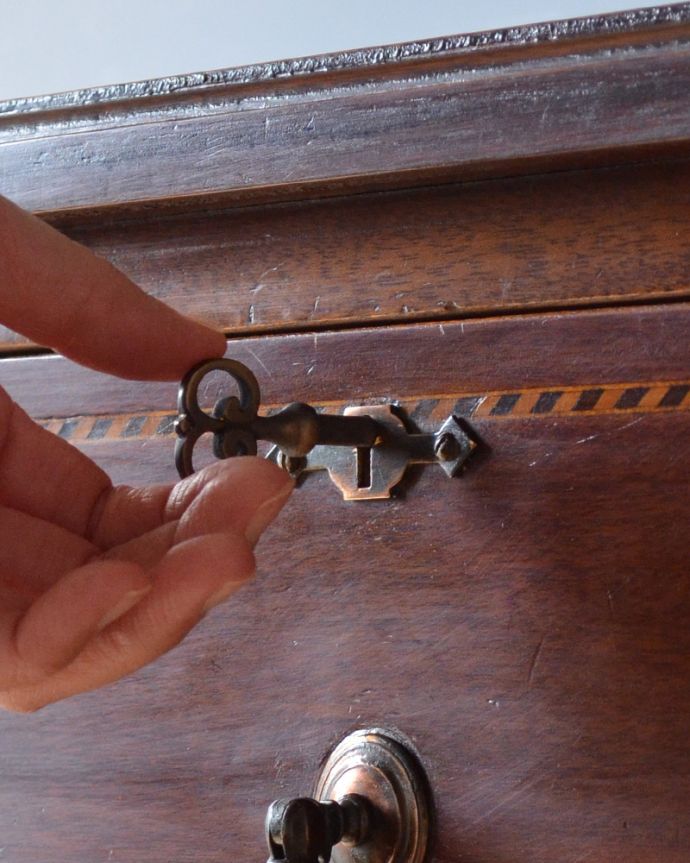 アンティークのチェスト　アンティーク家具　クラシックなデザインのチェスト、英国輸入のアンティーク家具。アンティークの可愛らしい鍵。(k-1476-f)