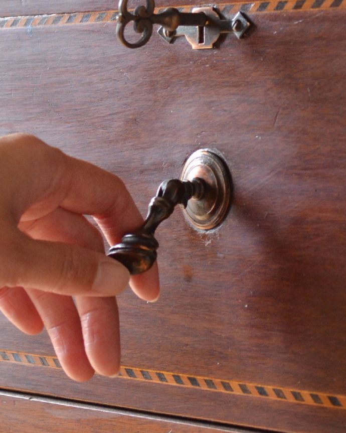 アンティークのチェスト　アンティーク家具　クラシックなデザインのチェスト、英国輸入のアンティーク家具。アンティークらしい取っ手をそっと開くたびにときめきます。(k-1476-f)