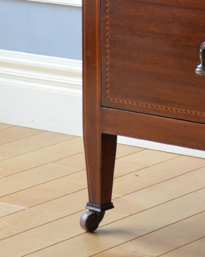 アンティークのチェスト　アンティーク家具　クラシックなデザインのチェスト、英国輸入のアンティーク家具。安定感のある脚です。(k-1476-f)