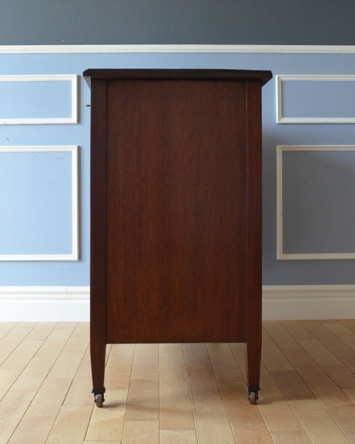 アンティークのチェスト　アンティーク家具　クラシックなデザインのチェスト、英国輸入のアンティーク家具。サイドもしっかり作られています。(k-1476-f)