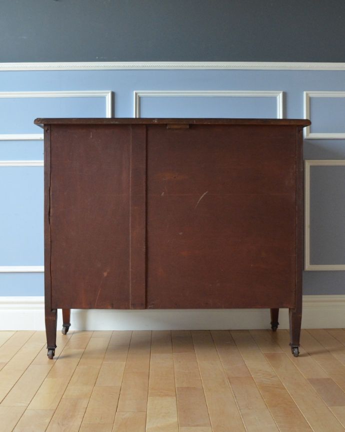 アンティークのチェスト　アンティーク家具　クラシックなデザインのチェスト、英国輸入のアンティーク家具。アンティークは新品ではないので、もちろん経年変化によるキズはありますが、専門の職人が目立たないようキレイにお直しをしているので、後姿までキレイです。(k-1476-f)