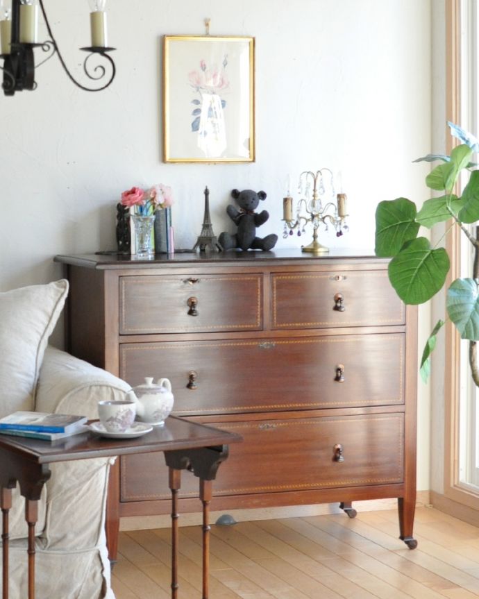 アンティークのチェスト　アンティーク家具　クラシックなデザインのチェスト、英国輸入のアンティーク家具。花器や、フォトフレーム、お気に入りのディスプレイアイテムと、テーブルランプを乗せても広々とした天板です。(k-1476-f)