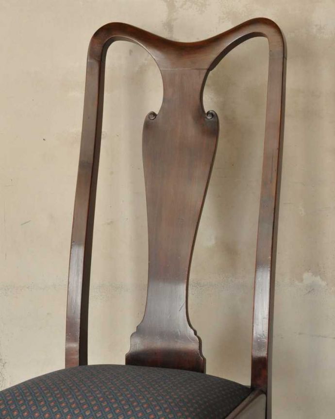 ダイニングチェア　アンティーク チェア　イギリス輸入のアンティークチェア、布張りのクイーンアンチェア。ベースバックに描かれた花瓶クイーンアンチェアの一番の特長が曲線を描く背もたれ平板。(k-1478-c)