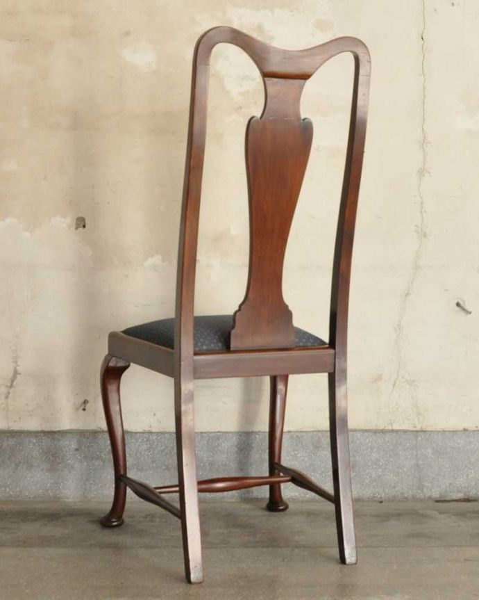 ダイニングチェア　アンティーク チェア　イギリス輸入のアンティークチェア、布張りのクイーンアンチェア。しっかり修復したので、後ろ姿にも自信がありますいろんな修復方法がありますが、Handleでは専門の職人が一度、全てをバラしてから丁寧に組み上げているのでクオリティが違います。(k-1478-c)