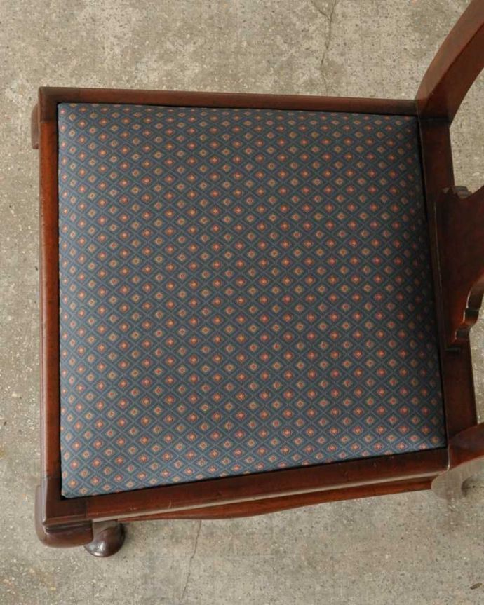 ダイニングチェア　アンティーク チェア　イギリス輸入のアンティークチェア、布張りのクイーンアンチェア。新しく貼り替えました修復の際、座面の生地も新しいものに貼り替えてあります。(k-1478-c)