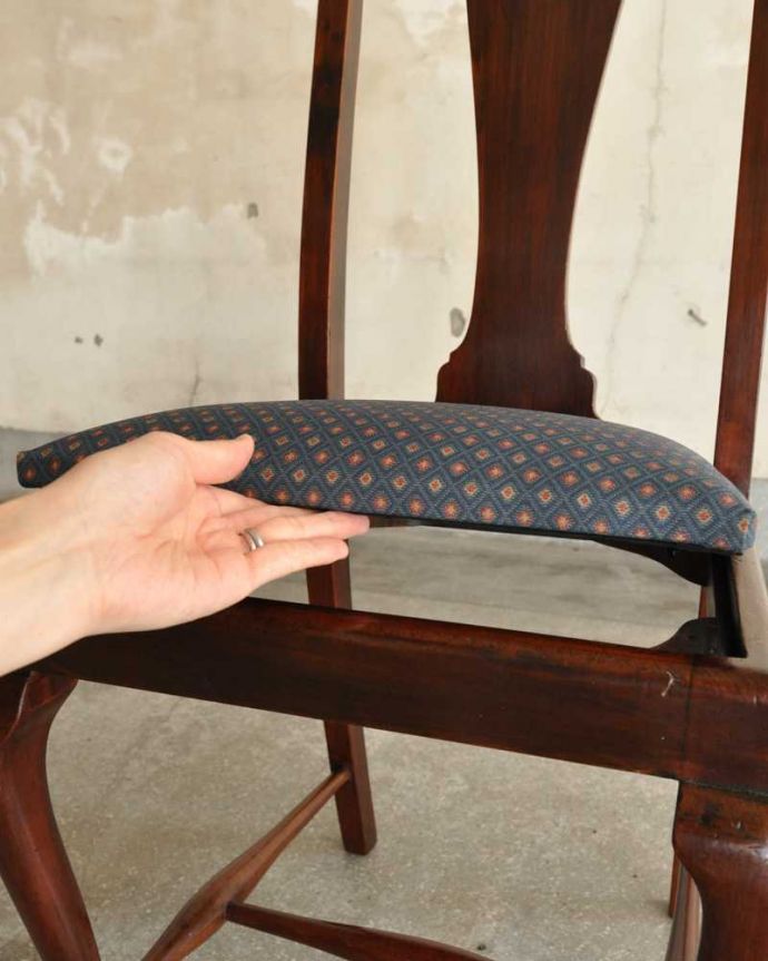 ダイニングチェア　アンティーク チェア　イギリス輸入のアンティークチェア、布張りのクイーンアンチェア。取り外しできる座面座面の取り外しが簡単に出来るようになっています。(k-1478-c)