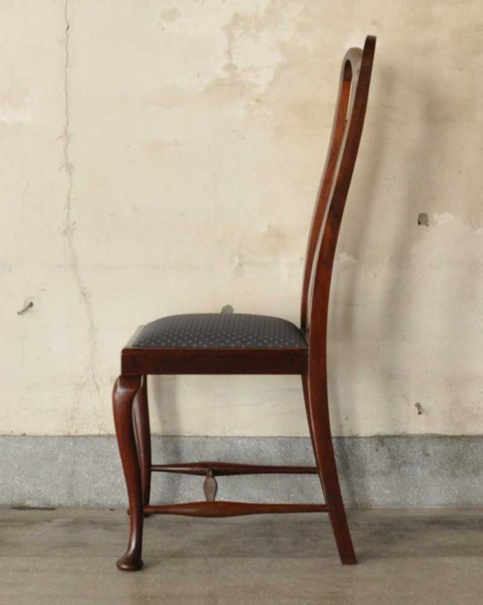 ダイニングチェア　アンティーク チェア　イギリス輸入のアンティークチェア、布張りのクイーンアンチェア。横から見ても優雅な立ち姿しっかり組み直してあるので、横から見てもキレイです。(k-1478-c)