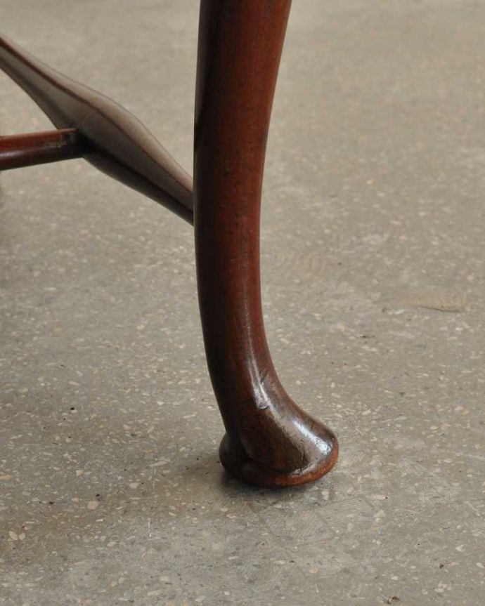 ダイニングチェア　アンティーク チェア　イギリス輸入のアンティークチェア、布張りのクイーンアンチェア。床を滑らせて移動出来ますHandleではアンティークチェアの脚の裏にフェルトキーパーをお付けしています。(k-1478-c)