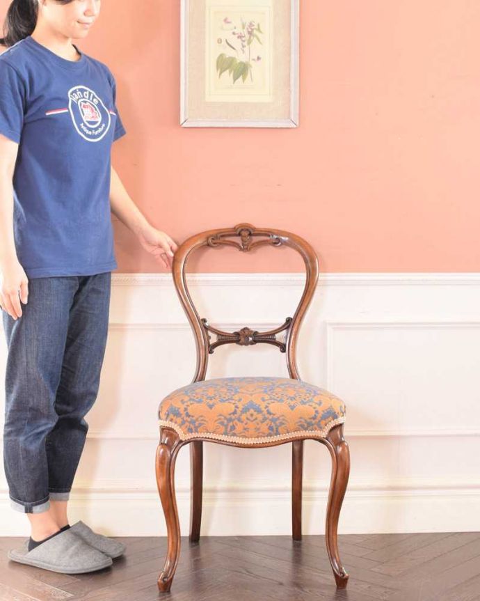 サロンチェア　アンティーク チェア　透かし彫りが豪華な1890年代のイギリス輸入のバルーンバックチェア。風船のような丸い形をしたサロンチェア見ているだけで優雅な気持ちになれるバルーンバックチェア。(k-1480-c)