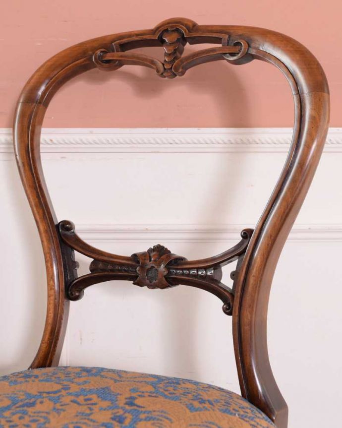 サロンチェア　アンティーク チェア　透かし彫りが豪華な1890年代のイギリス輸入のバルーンバックチェア。アンティークだから手に入れることが出来るデザイン風船のようにふんわりと丸い背もたれの曲線は、現代では技術も素材も手に入れることが出来ません。(k-1480-c)
