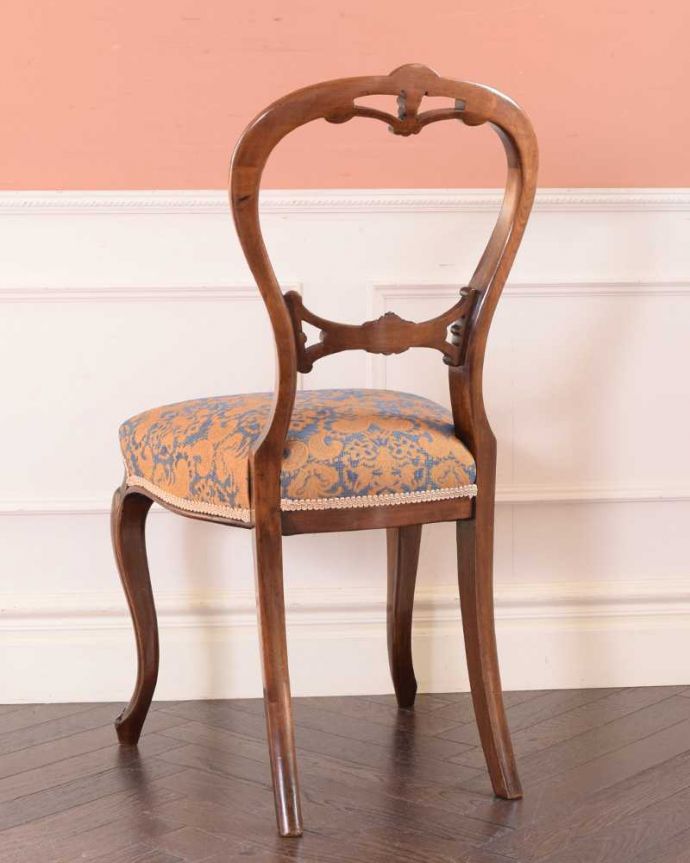 サロンチェア　アンティーク チェア　透かし彫りが豪華な1890年代のイギリス輸入のバルーンバックチェア。優雅な後ろ姿にうっとり･･･うっとりするほど優雅な後ろ姿。(k-1480-c)