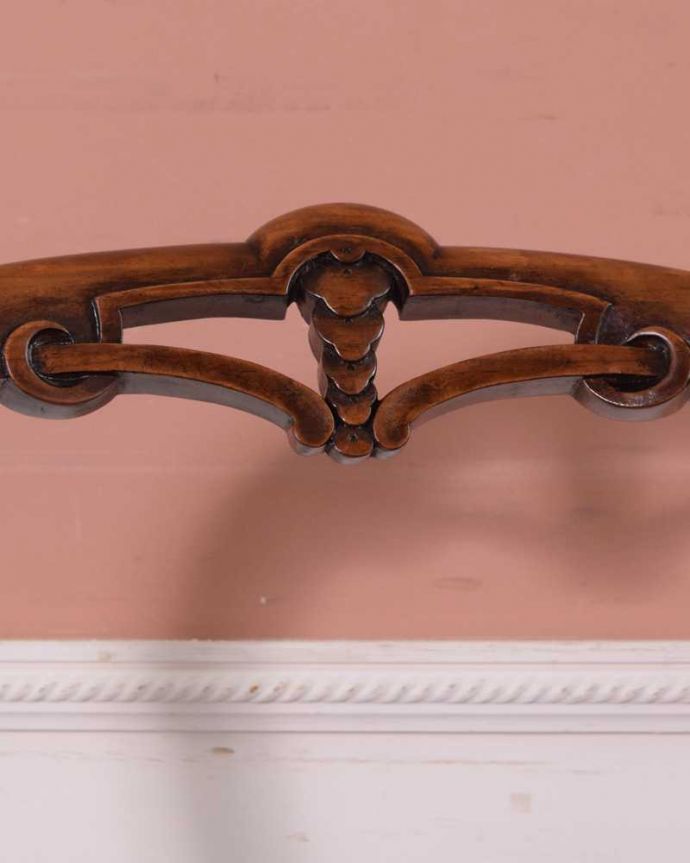 サロンチェア　アンティーク チェア　透かし彫りが豪華な1890年代のイギリス輸入のバルーンバックチェア。うっとりするほど細かい細工まだ機械の発達していない時代に、手作業で作られた細かい細工。(k-1480-c)