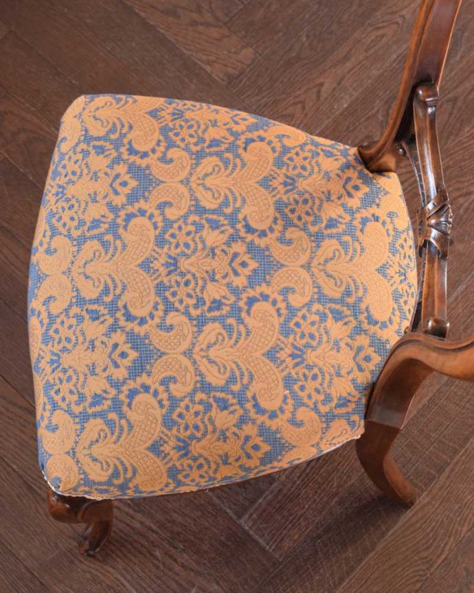 サロンチェア　アンティーク チェア　透かし彫りが豪華な1890年代のイギリス輸入のバルーンバックチェア。座面を上から見るとこんな感じ座面は布貼りなので、長時間座っても疲れません。(k-1480-c)