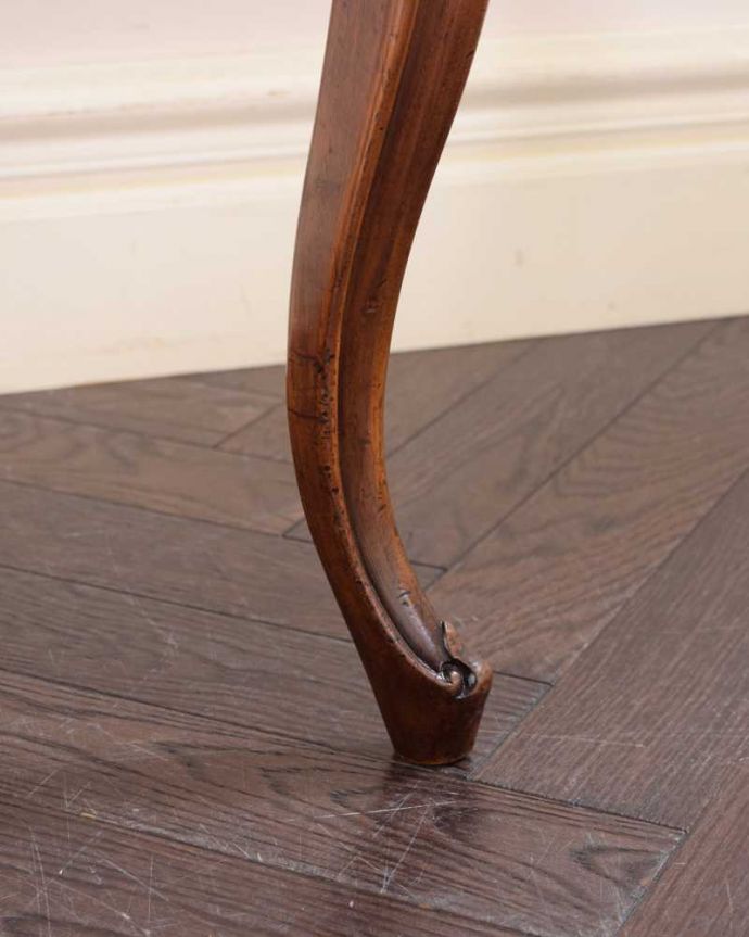 サロンチェア　アンティーク チェア　透かし彫りが豪華な1890年代のイギリス輸入のバルーンバックチェア。床を滑らせて移動出来ますHandleではアンティークチェアの脚の裏にフェルトキーパーをお付けしています。(k-1480-c)