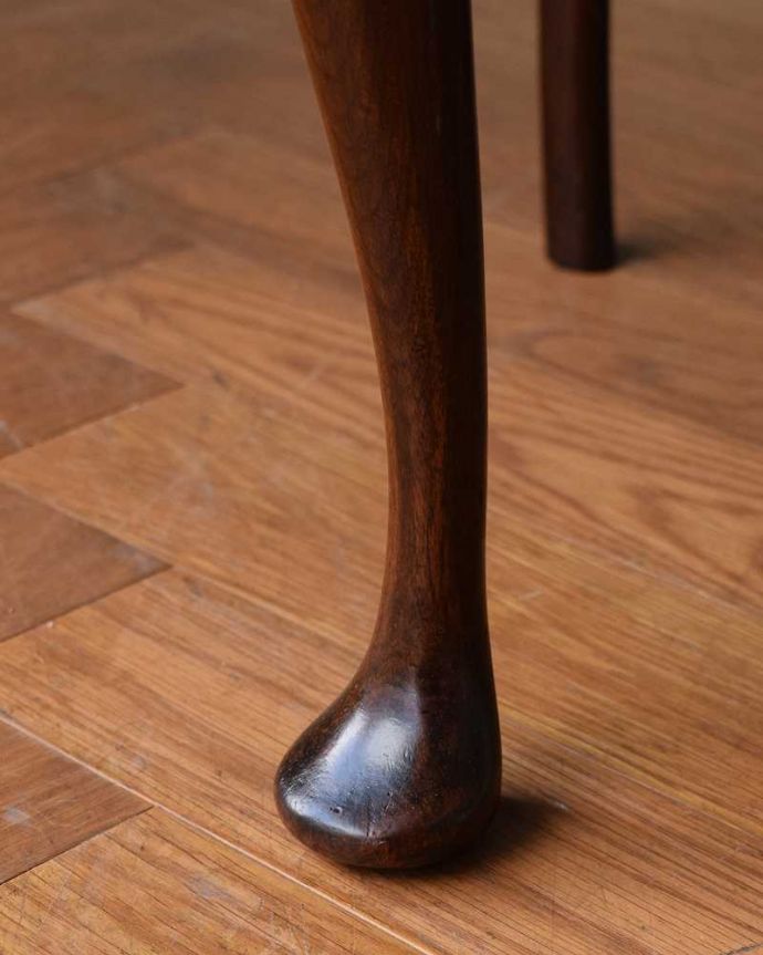 サロンチェア　アンティーク チェア　布張りの英国アンティークチェア、豪華な彫りの美しいサイドチェア。床を滑らせて移動出来ますHandleではアンティークチェアの脚の裏にフェルトキーパーをお付けしています。(k-1481-c)