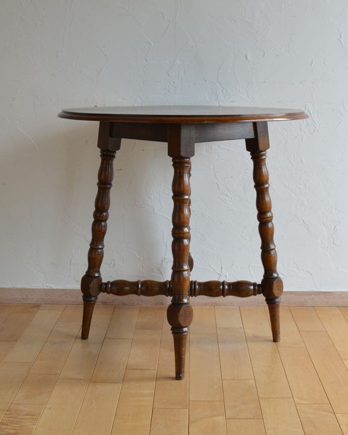 アンティークのテーブル アンティーク家具 英国らしいアンティーク家具、脚装飾が美しい木製スモールテーブル(パブテーブル)。こちら側も、もちろんキレイです!アンティークは新品ではないので、もちろん経年変化によるキズはありますが、専門の職人がキレイにお直しをしているので、どの角度から見てもキレイです。(k-1481-f-1)